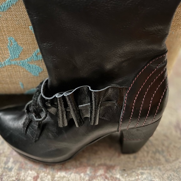 These pictures do not give these boots any justice. They are simply “STUNNING” 6 - Picture 3 of 5